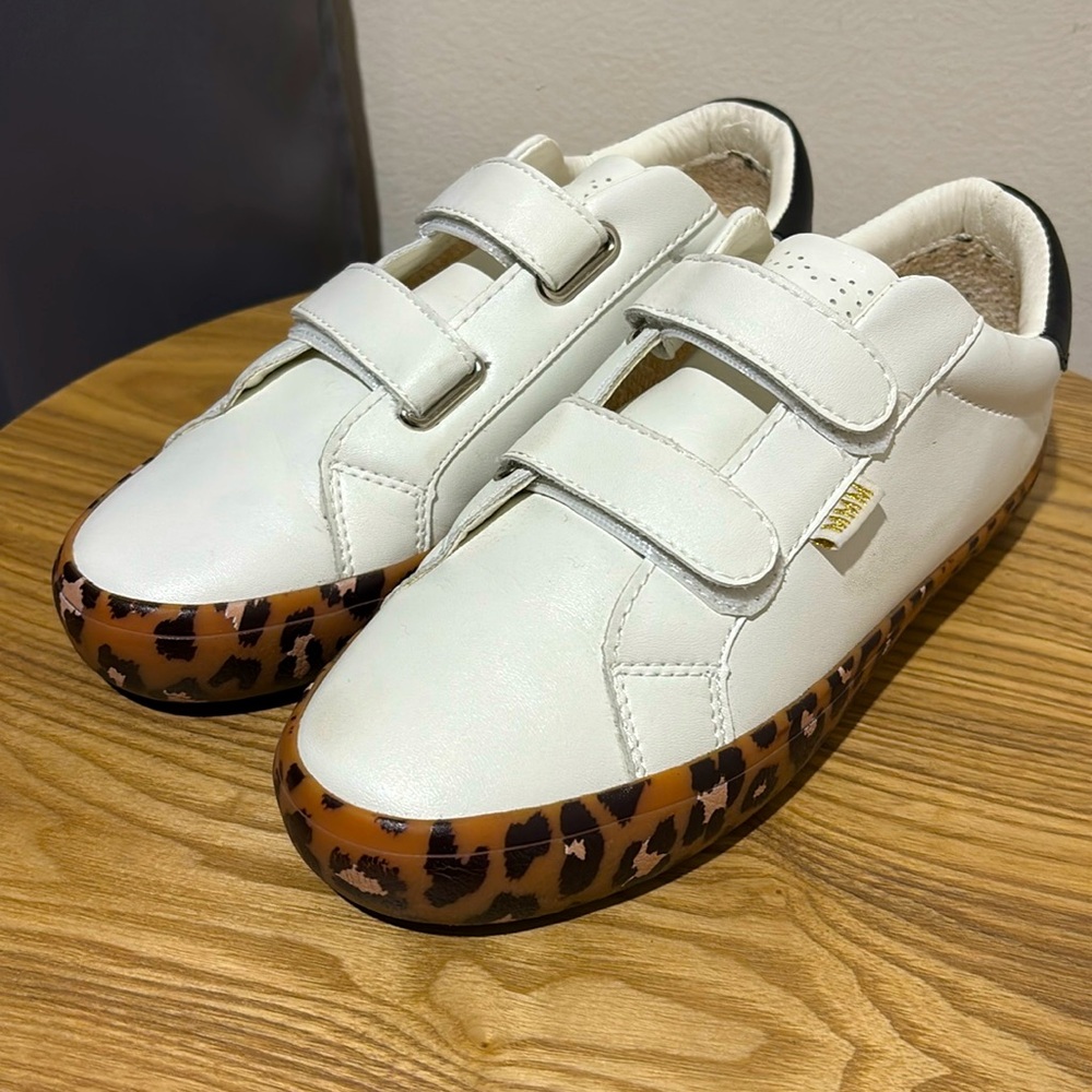 Women’s tennis shoe